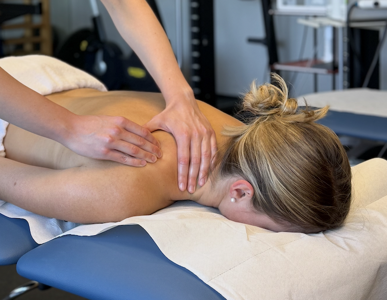 Zakaj manualna terapija ni le masaža